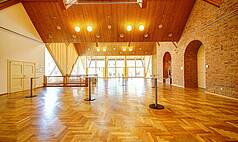 Memmingen: Stadthalle Memmingen - Lichtdurchflutetes Foyer