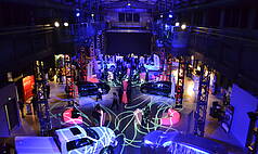 Bad Hersfeld: Schilde-Halle Bad Hersfeld - Blick ins Erdgeschoss, Präsentation Automobil