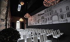 Dresden: Kurländer Palais - Reihenbestuhlung im Festsaal