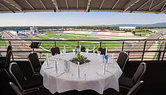 Hockenheim: Hockenheimring Baden-Württemberg - Südtribüne Ebene 5 Terrasse mit traumhaftem Motodromblick