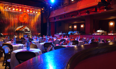 Berlin: QUATSCH Comedy Club - Elegante Galabestuhlung
