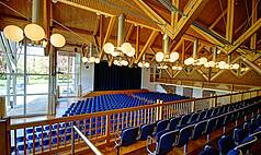 Memmingen: Stadthalle Memmingen - Blick von der Galerie auf die Bühne im Großen Saal
