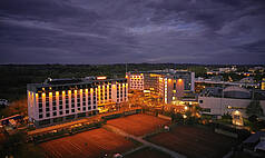 Unterschleißheim bei München: INFINITY Hotel & Conference Resort - Aussenansicht Abends