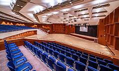 Pforzheim: CCP CongressCentrum Pforzheim - Der Große Saal des CongressCentrums Pforzheim (CCP) bietet viel Platz, moderne technische Ausstattung und eine spannende Raumarchitektur. 