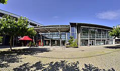 Germering bei München: Stadthalle Germering - Stadthalle Germering - Therese-Giehse-Platz und Haupteingang