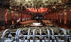 Essen: Grand Hall UNESCO Welterbe Zollverein - Showbühne mit Reihenbestuhlung