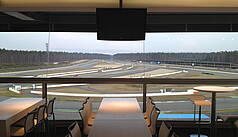 Hockenheim: Hockenheimring Baden-Württemberg - VIP-Lounge Mercedestribüne mit Blick zur Spitzkehre