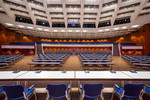 Blick von der Bühne des Großen Saals im CCP auf das Plenum und die Ränge bei parlamentarischer Bestuhlung. 