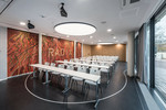 Tagungsraum mit Tageslicht und verdunkelbar  © Steffen-Spitzner