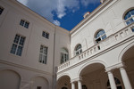 Blick vom Innenhof auf den Altan